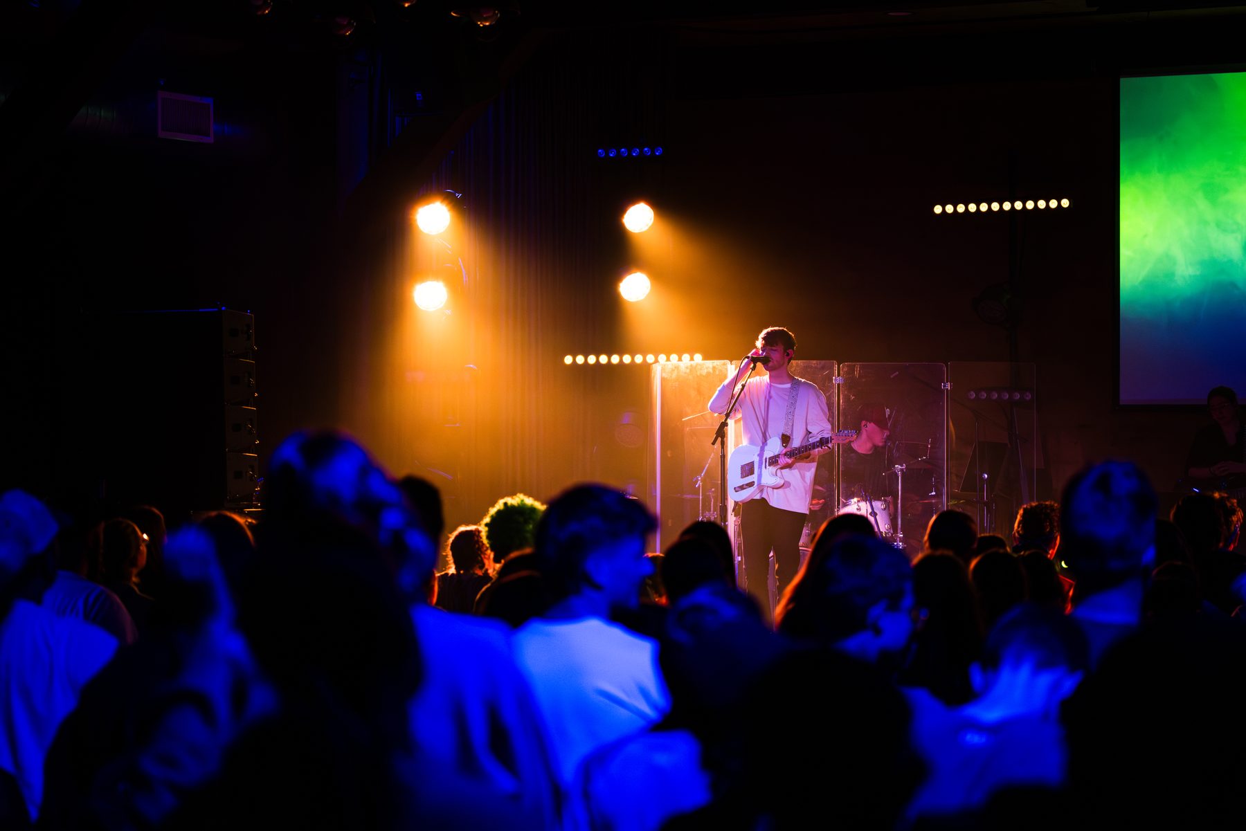 Warm amber lighting look during a quieter moment of the set
